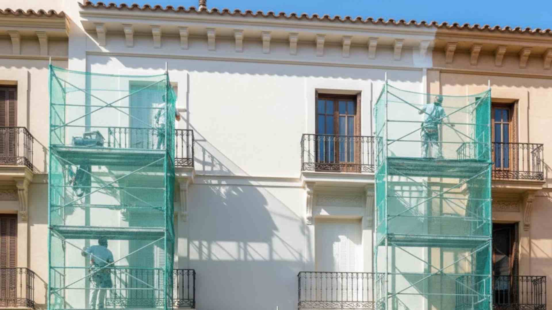Pintores de comunidades trabajando en la rehabilitación de una fachada en el centro de Valencia - Servicio profesional con garantía